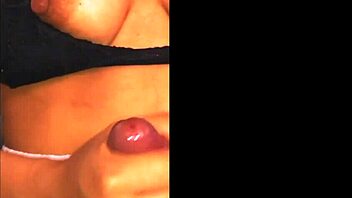 La madrastra de mi amiga tiene tetas enormes. No puedo evitar mirarlas cada vez que estudio allí!