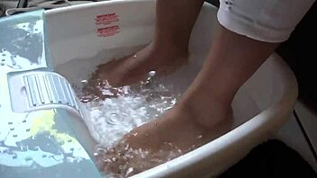 Asian foot fetish: Wet and messy