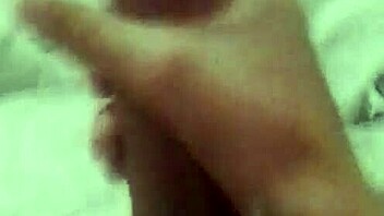Amateur guy rubs one out