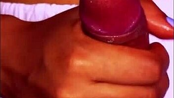 La madrastra de mi amiga tiene tetas enormes. No puedo evitar mirarlas cada vez que estudio allí!