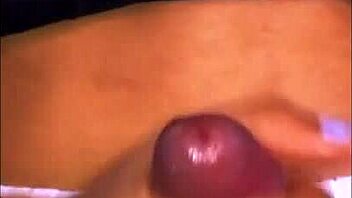 La madrastra de mi amiga tiene tetas enormes. No puedo evitar mirarlas cada vez que estudio allí!