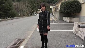 Manon, 20, Craves a Hard Cock