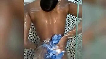 QUE DELICIA DE BANHO WITH EBONY BRUNETTE