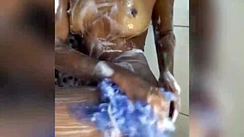 QUE DELICIA DE BANHO WITH EBONY BRUNETTE