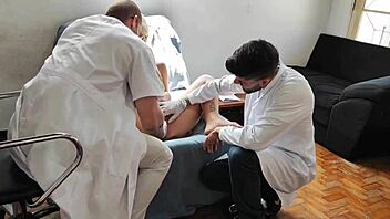 Fui No Ginecologista, Médicos Safados Me Comeram com Squirt!