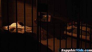 女囚勾引女医生监狱医院激情女同