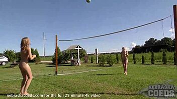 Ik kan niet stoppen met naakt volleybal en kut likken buiten!