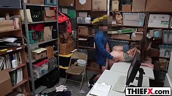 Bu güzel 18+ hırsız ofiste canavar yarakla mı sikiliyor?