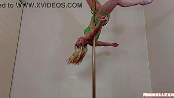 Hot blonde performs an incredible pole dance