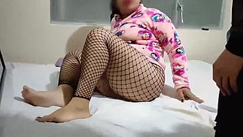 entro al cuarto de mi pequeña amiga y la encuentro masturbando, me pide secreto y follar como puta 😏