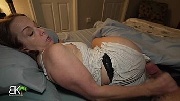 Partage le lit avec des belles-mères chaudes au gros cul milf