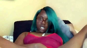 Ebony beauty stimulates her clitoris to sleep