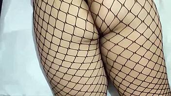 entro al cuarto de mi pequeña amiga y la encuentro masturbando, me pide secreto y follar como puta 😏