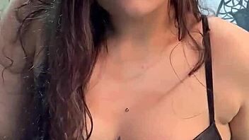 Policjantka nie może się doczekać, żeby pochwalić się swoją dużą dupą dla ciebie. Jest cała uśmiechnięta dziś.