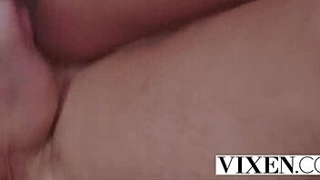 Vixen室友Emily和Scarlit在顽皮真心话大冒险中狂野，看深喉动作展开！