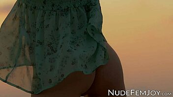 Sensual beauty shows naked body on the beach!