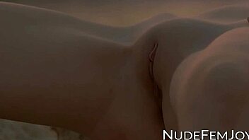 Sensual beauty shows naked body on the beach!