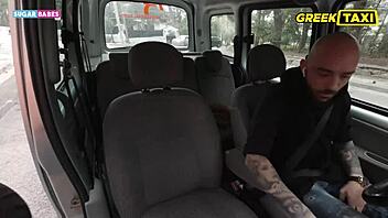 Η Ελληνίδα ξανθιά δελεάζει σε ψεύτικο ταξί δημόσια βόλτα