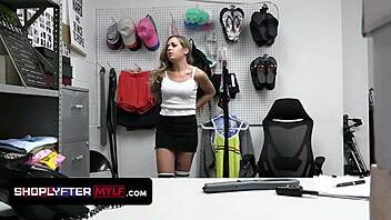 Unglückliche süße Ladendiebin von Beamten dominiert, nimmt riesige Cum-Ladung im Hinterzimmer