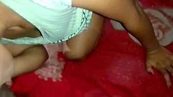 أقسم، هذه الفنزويلية تتحدث على الهاتف مع زوجها وهي تفرد رجليها لي