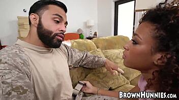 Η Kendall Woods καβαλάει καυλί σε στυλ ανάποδη καουγκαρλ.