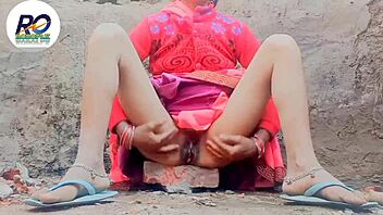 Bhabhi saree uthati hai aur fingers karti hai mere andar wild desires jagane ke liye