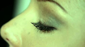 Sydän pamppailee kun seksikäs lesbo-milf suutelee söpöä 18+ tyttöö