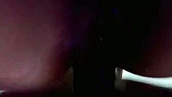 Hendes fisse blev gennemblødt af hans store pik der stødte ind og ud