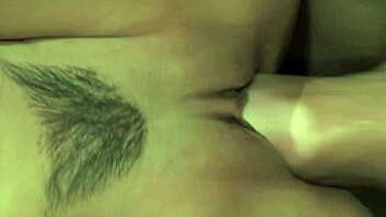 Shy Love og Tiffany Taylor nyter rå lesbisk knulling med dirty talk