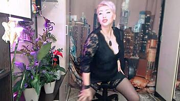 very beautiful adult woman with big dildo in her mature cunt 😍 boys hold on