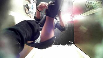 静かな更衣室で、魅惑的な若い18+アジアン・ガールが準備。彼女のペティートなボディと可愛いルックが一瞬で魅了