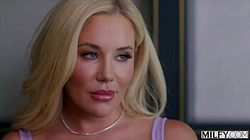 Hur får Savannah den nya brudgummen till vild anal? Hennes milf-kurvor gör susen!