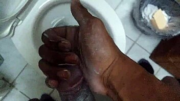 Sakra! Solo mýdlový třec na obrovském černém čuráku!