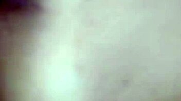 لاتينية منحنية تأخذ قضيب عملاق في ركوب شرجي بري