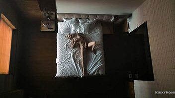 skjult hjemmelaget syn av milf som onanerer til orgasme på sengen hennes!