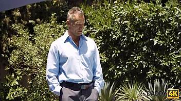 בל עדינה בורחת עם אבא השרירי של החבר שלה להרפתקה לוהטת ליד הבריכה