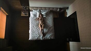 skjult hjemmelaget syn av milf som onanerer til orgasme på sengen hennes!