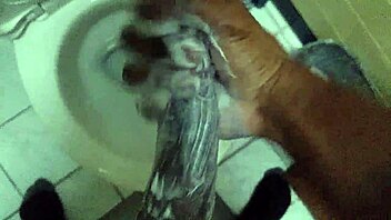 Sakra! Solo mýdlový třec na obrovském černém čuráku!