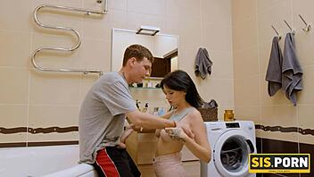 Banyo sonrası kavga, kıvrımlı Rus üvey ablayla sikişme!