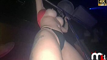 fui no show do mc gw e acho que exagerei subi no balc�o e tirei a roupa