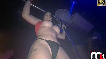 fui no show do mc gw e acho que exagerei subi no balc�o e tirei a roupa