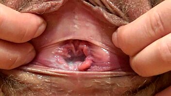 Chlupatá kunda milf tvrdě vyvrcholí s vaginálním výtokem v punčochách fetish