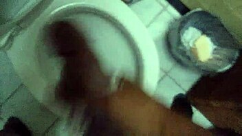 Sakra! Solo mýdlový třec na obrovském černém čuráku!