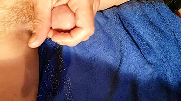 Mec solo branle sa grosse bite jusqu'à gicler