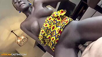 Donkere huid babe wijd open gebarsten in Afrikaanse casting interview! 😱