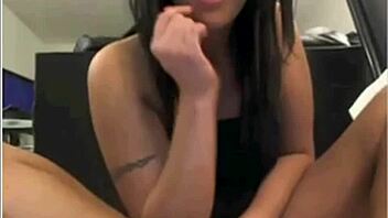 Cam-pige bliver kåt af at skubbe golfbold i fitten