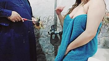 Middle-aged Indian aunt entices genuine plumber for sexual encounter, complete with explicit Hindi dialogue