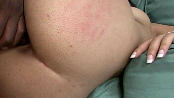 Chavon Taylor, muhteşem çikolatalı Amerikalı, saf seksi tutkuyla bareback biniyor.