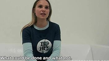 blond nastolatka 18+ próbuje pierwszego lodzika na kamerze