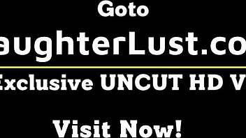 Adolescentes sexy 18+ baisent leurs beaux-pères pour du plaisir sauvage